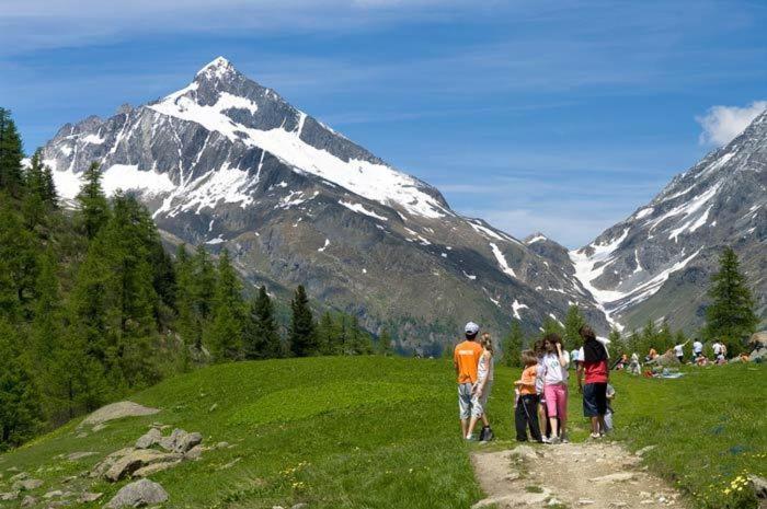 Rezia Hotel Chiesa in Valmalenco Bagian luar foto