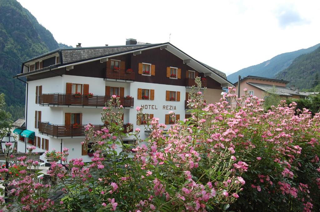 Rezia Hotel Chiesa in Valmalenco Bagian luar foto